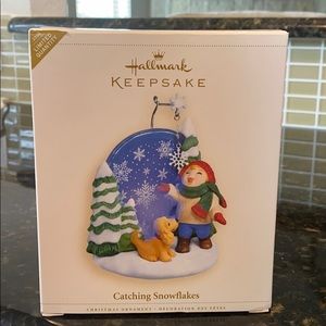 HALLMARK 2006 CATCHING SNOWFLAKES ORNAMENT